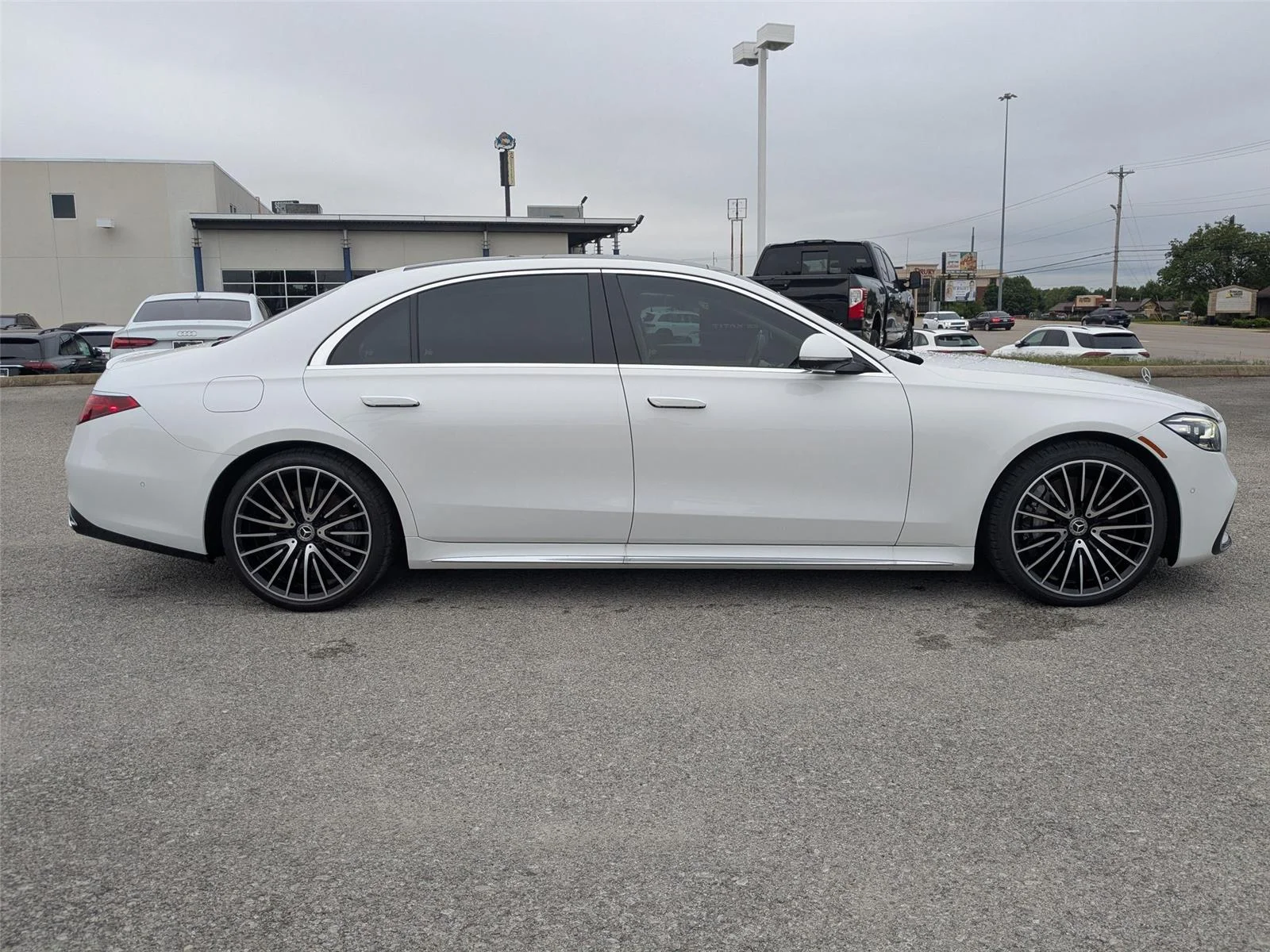 Used 2024 MANUFAKTUR Moonlight White Metallic Mercedes-Benz S 580 image 4