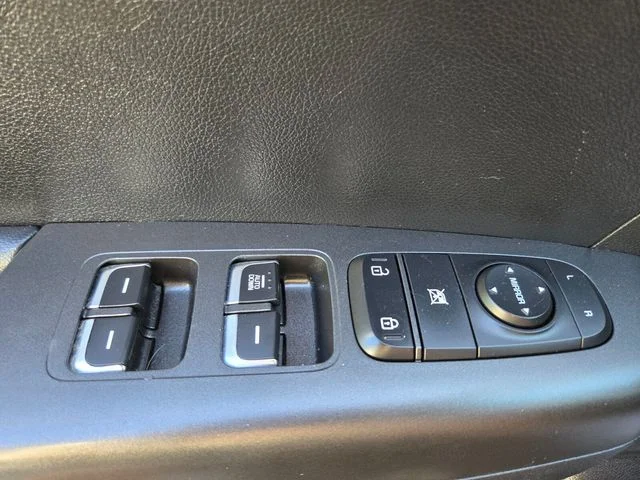 Used 2022 White Kia LX image 37