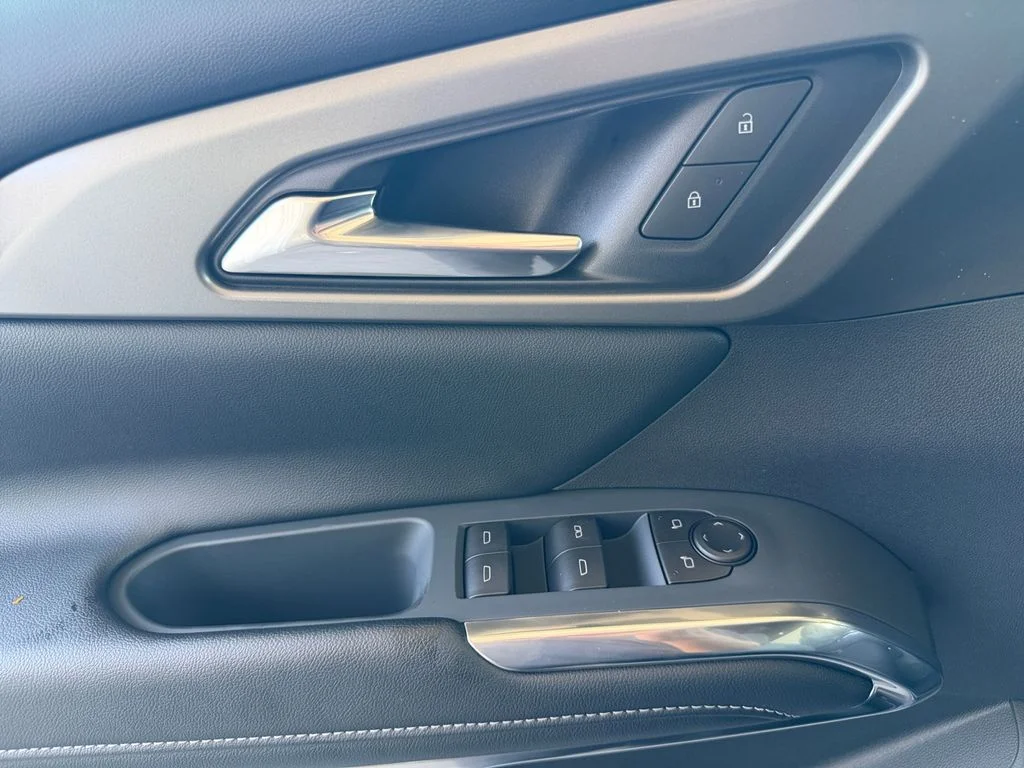 New 2027 Mosaic Black Metallic Chevrolet LT image 11
