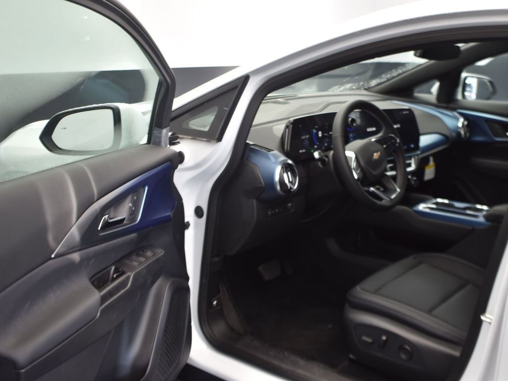 New 2025 Summit White Chevrolet LT image 11