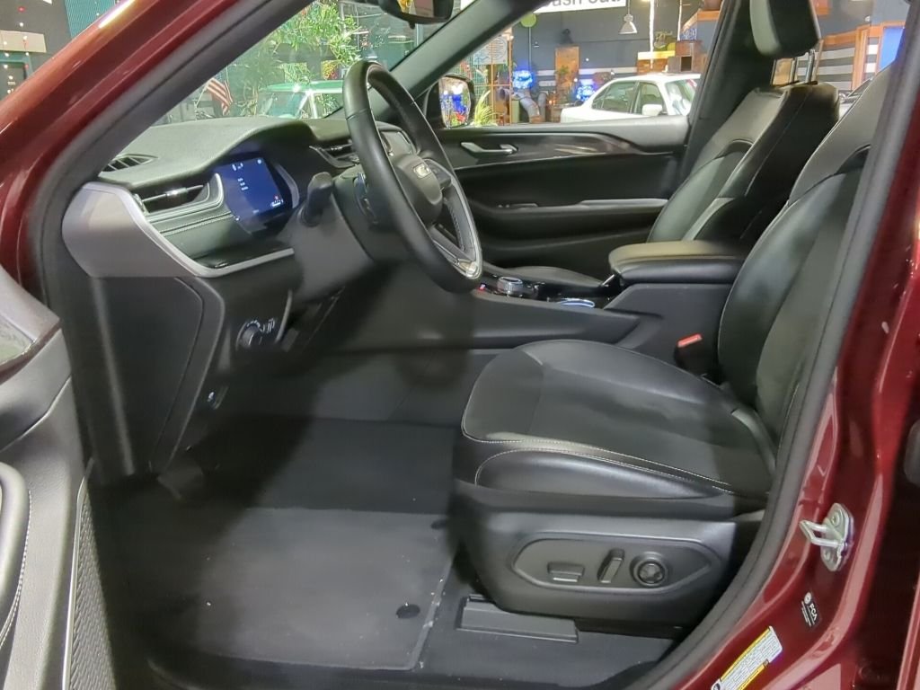 Used 2022 Red Jeep Altitude image 15