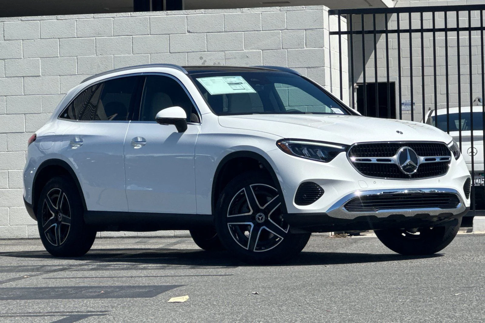 New 2027 Polar White Mercedes-Benz GLC 300 image 2