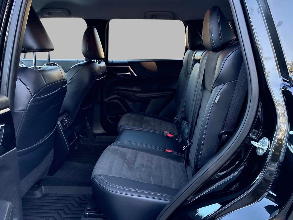 Used 2024  Mitsubishi SE Black Edition w/Pano Roof image 16