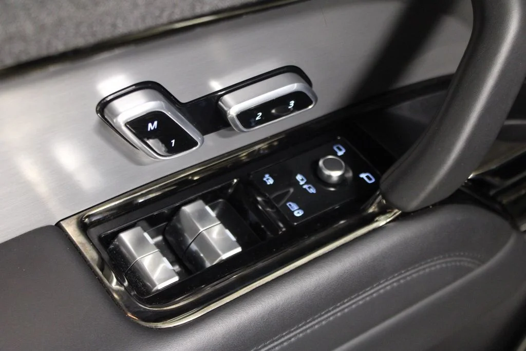Used 2024  Land Rover Dynamic SE image 14