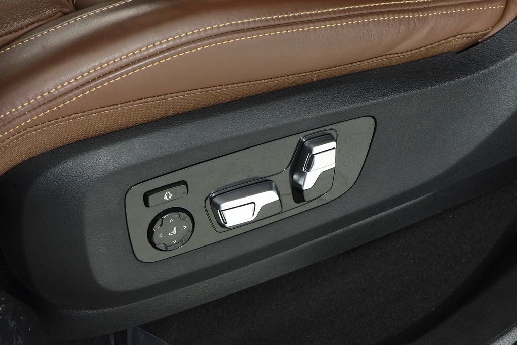 Used 2025 Mineral White Metallic BMW M60i image 24