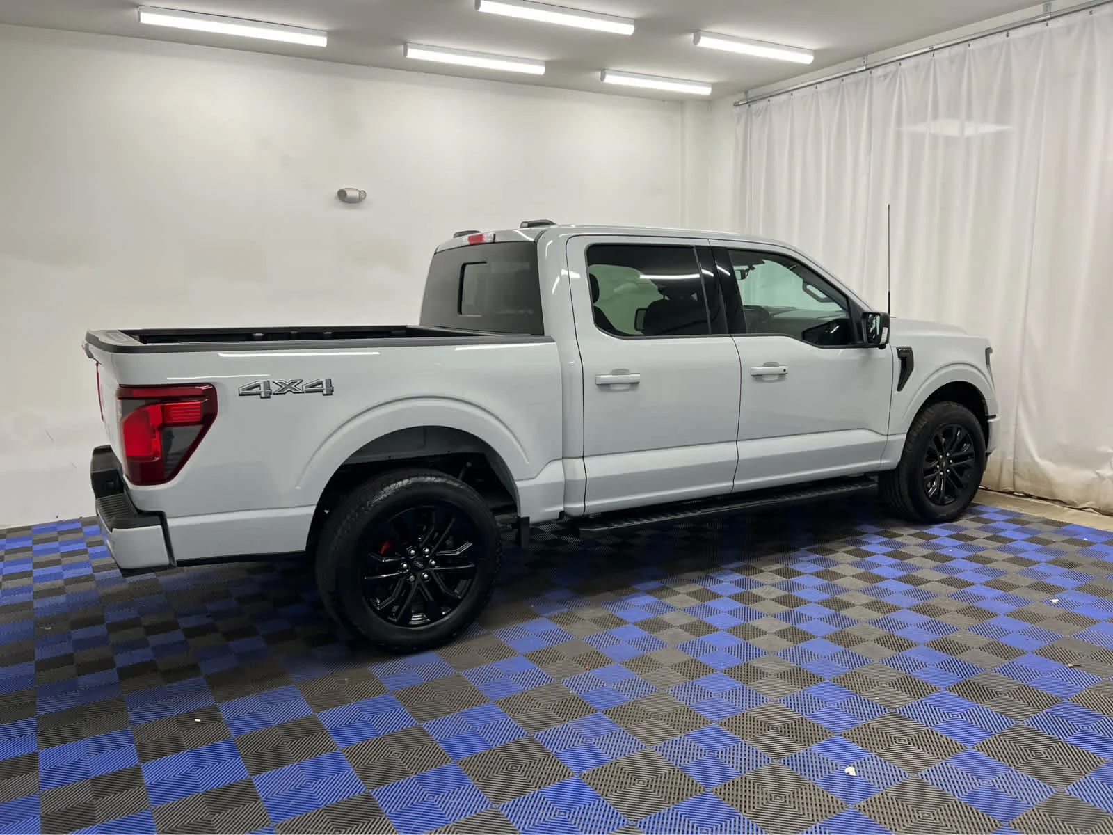 Used 2024 Avalanche Gray Ford XLT image 13