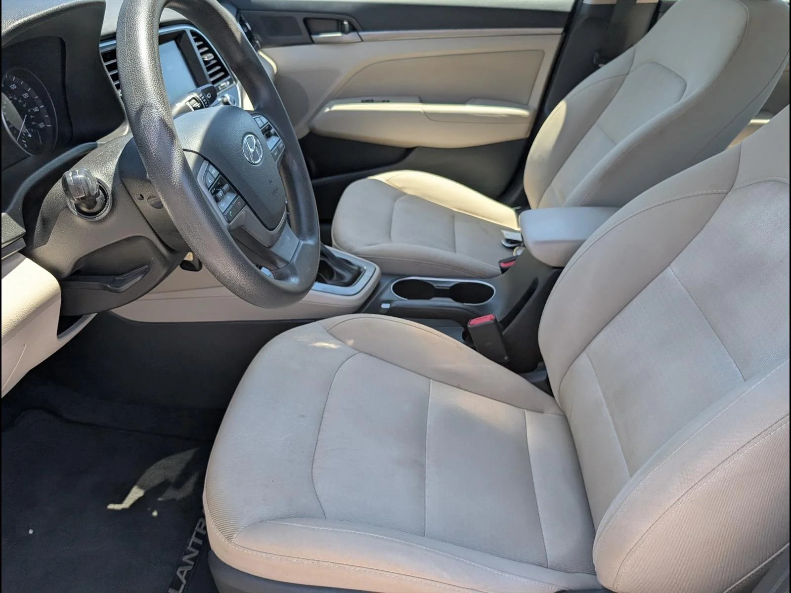 Used 2017 Quartz White Pearl W8 Hyundai SE image 9