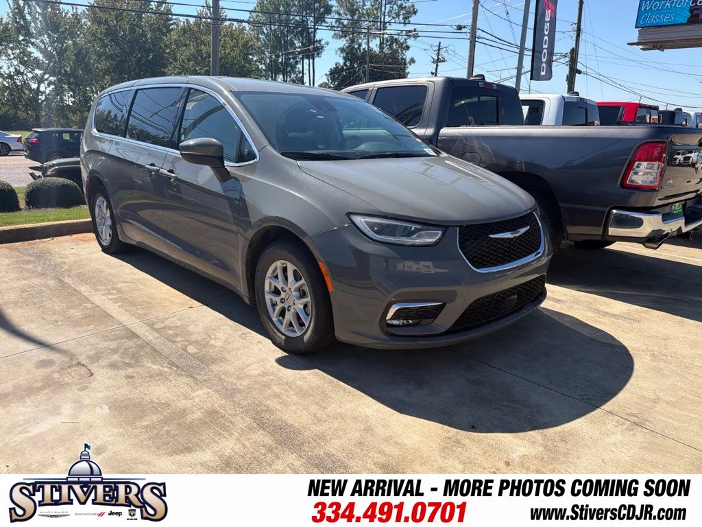Used 2023 White Chrysler Touring L image 1