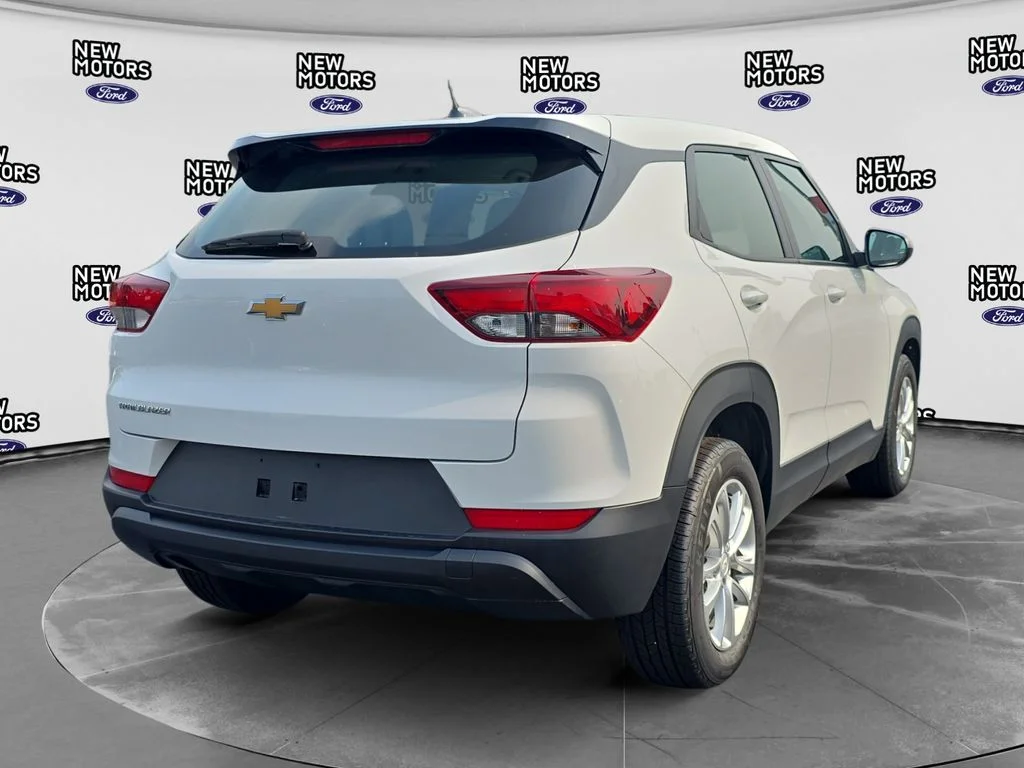 Used 2024 Summit White Chevrolet LS image 4