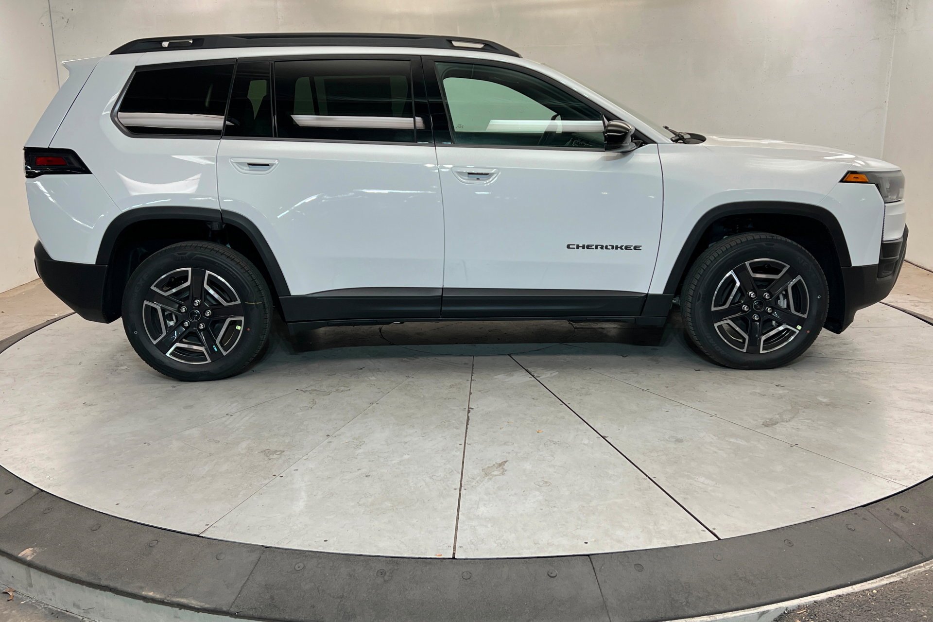New 2026 Bright White Clear-Coat Exterior Paint Jeep Limited image 7