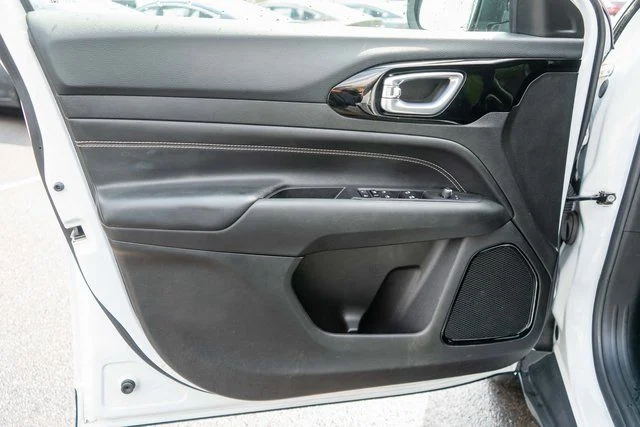 Used 2023 White Jeep Latitude image 17