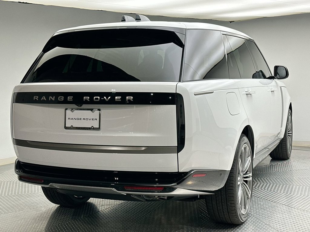 New 2027 Fuji White Land Rover SE image 3