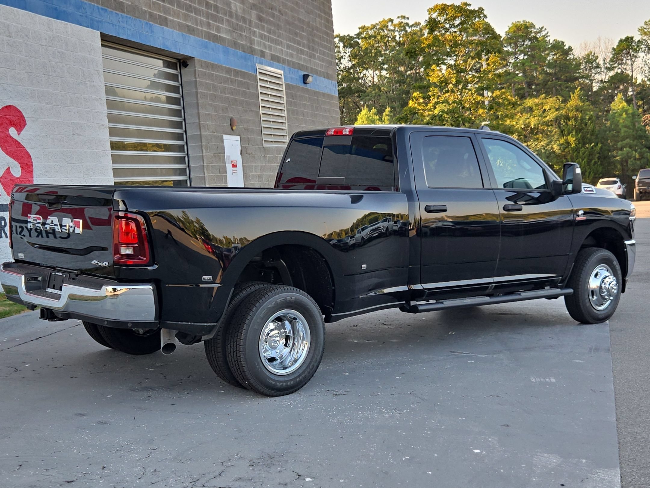 New 2026 Diamond Black Crystal Pearl-Coat Exterior Paint RAM Tradesman image 7