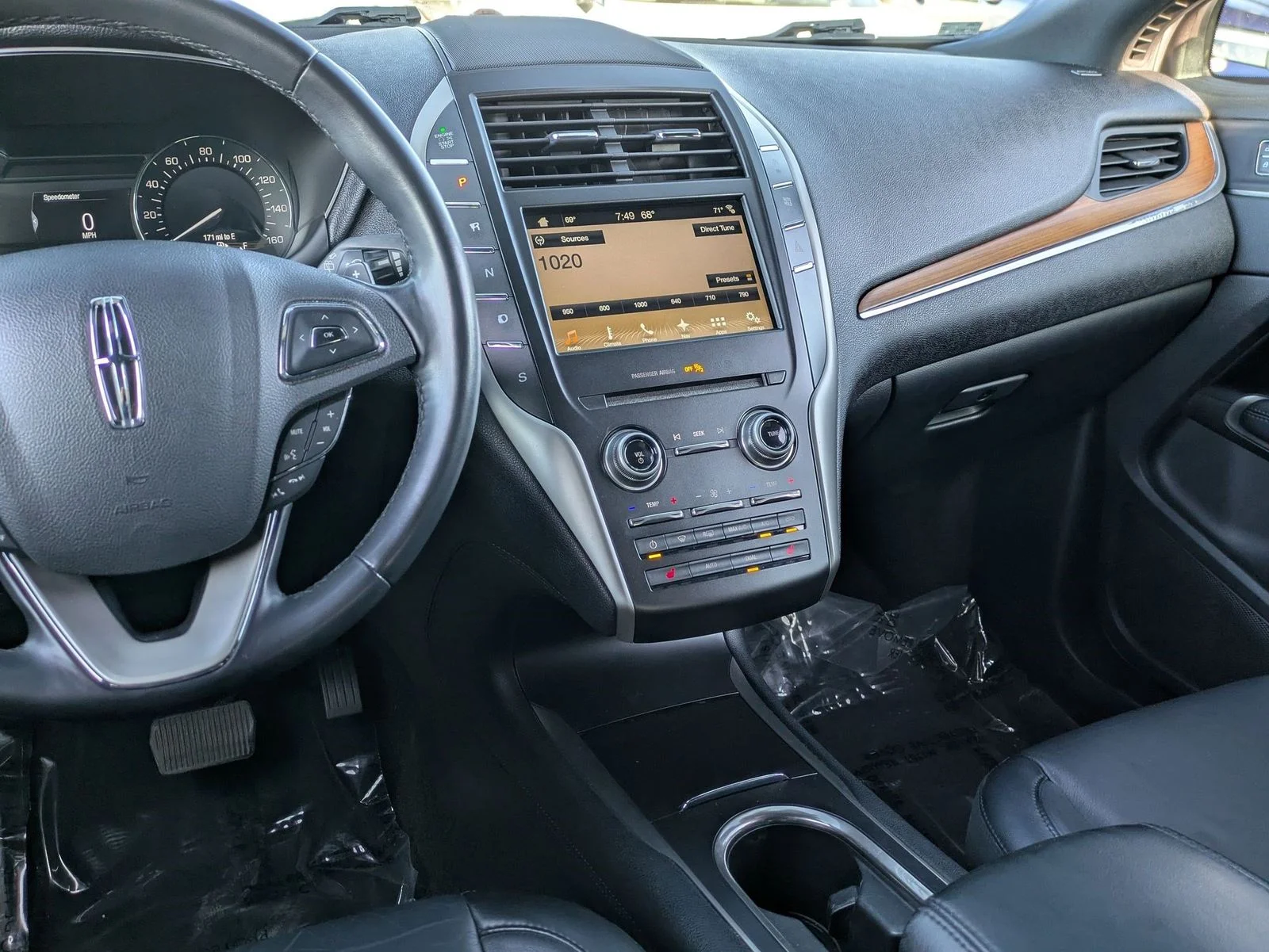 Used 2017 Red Lincoln Select image 9