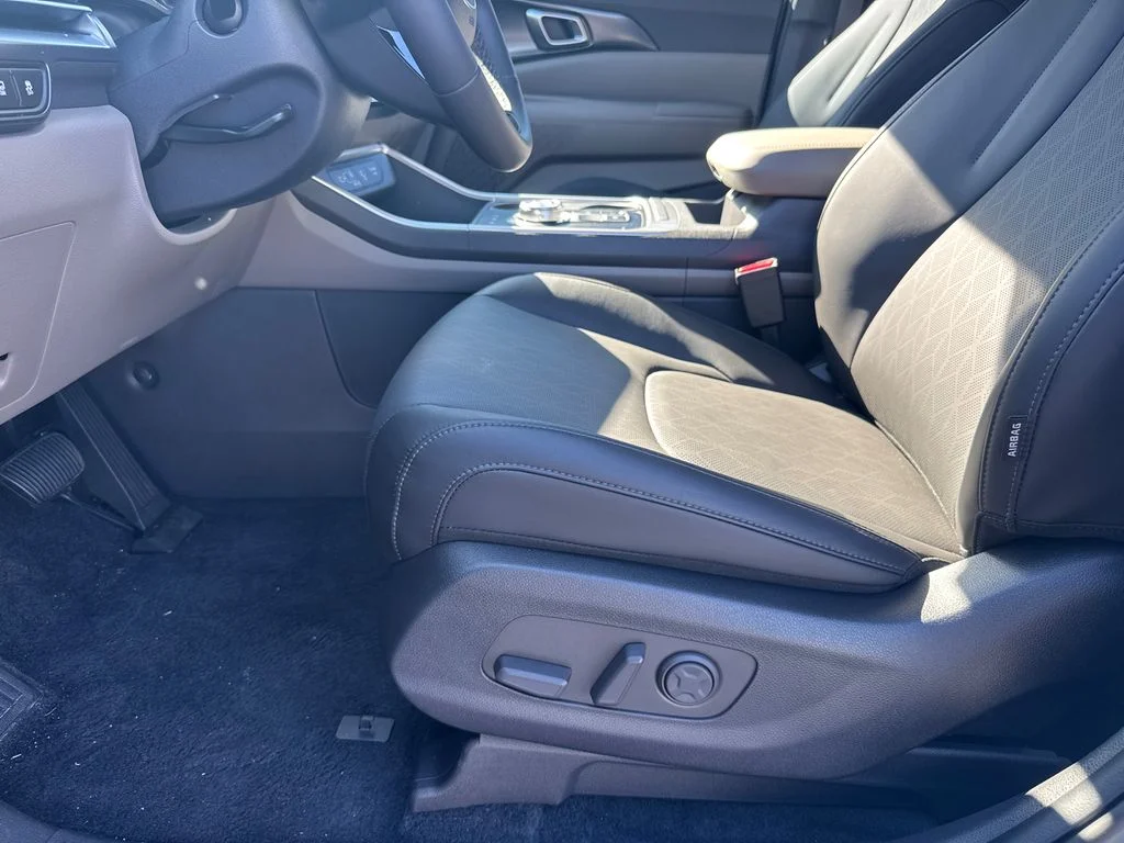 New 2025 White Kia LXS image 10