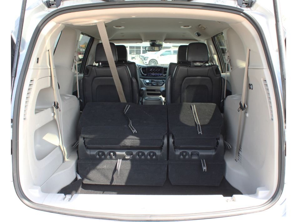 Used 2024 Silver Mist Clearcoat Chrysler Touring L image 18