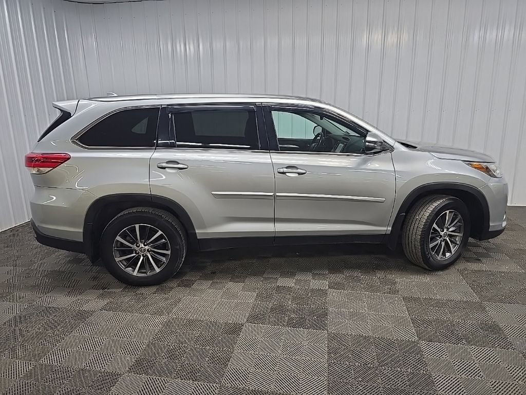 Used 2019 Silver Toyota XLE image 2