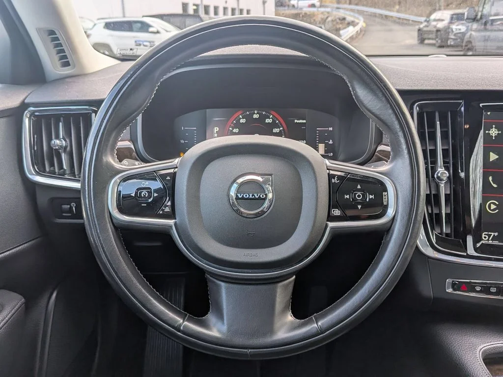 Used 2018 White Volvo T5 Momentum image 14