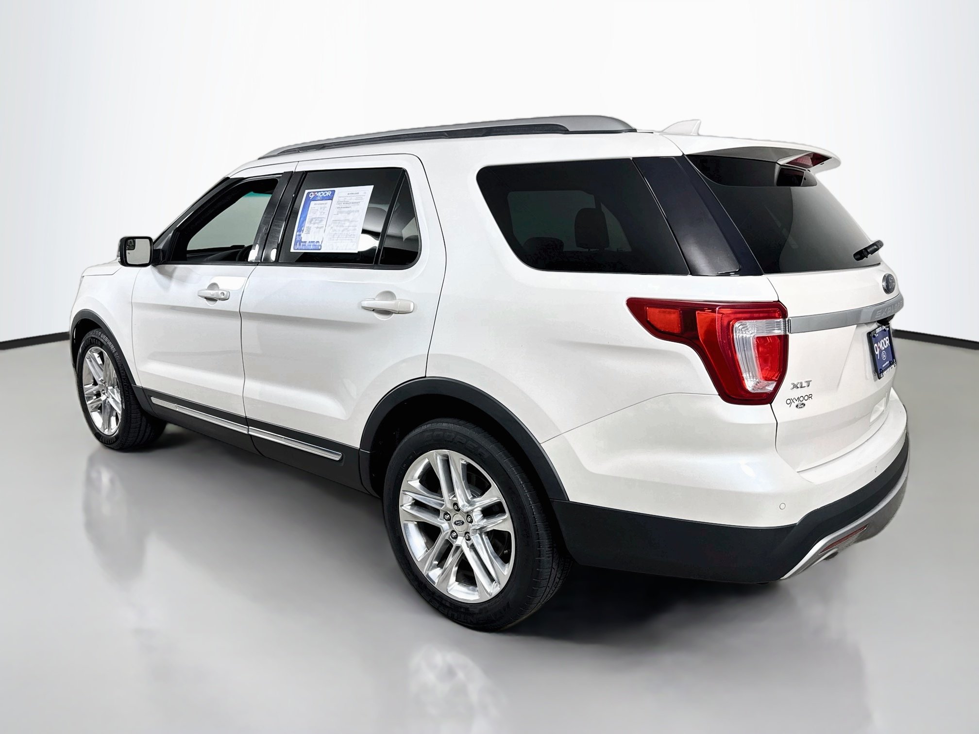 Used 2016 White Platinum Metallic Tri-Coat Ford XLT image 9