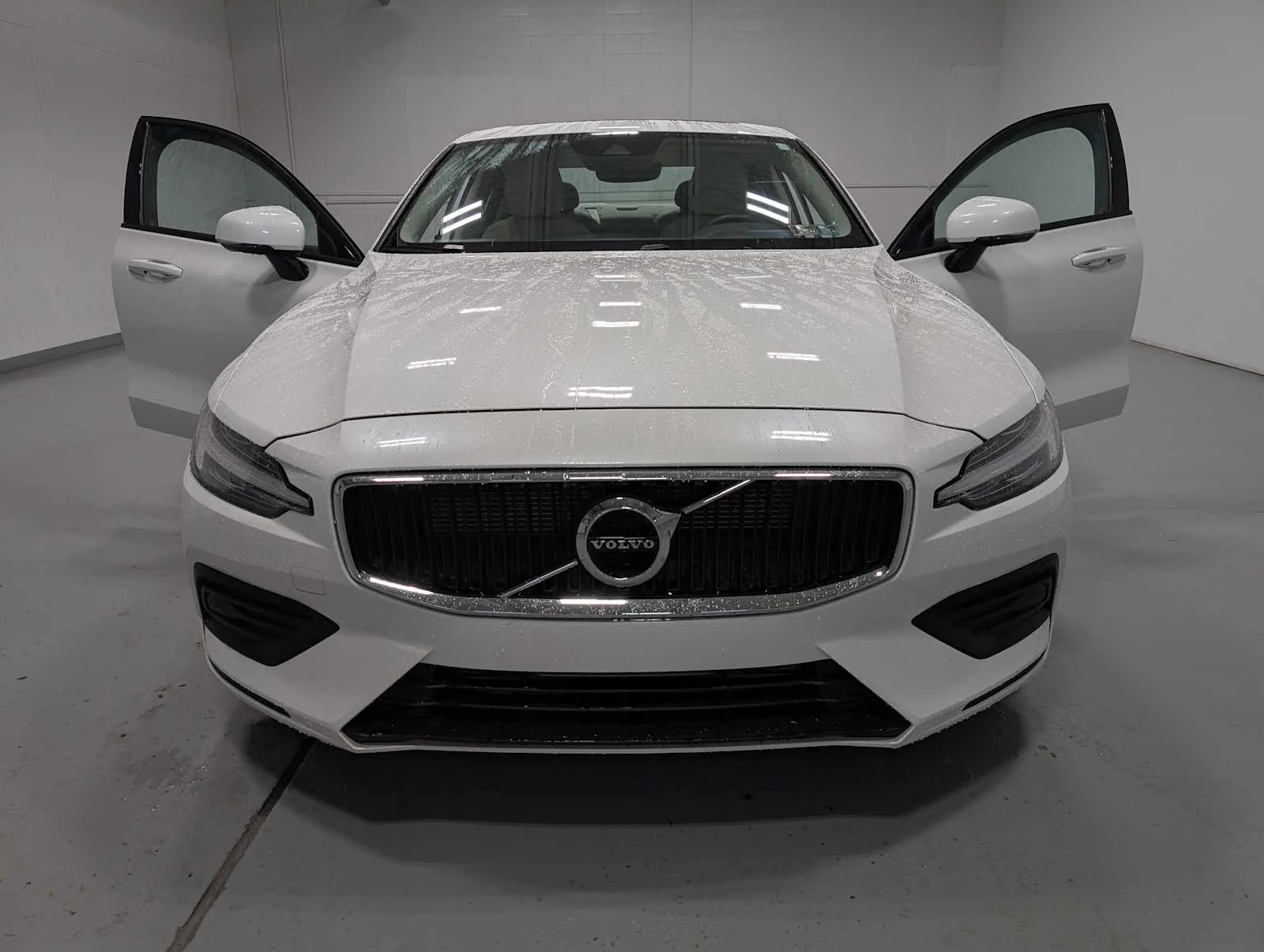 Used 2020  Volvo Momentum image 15