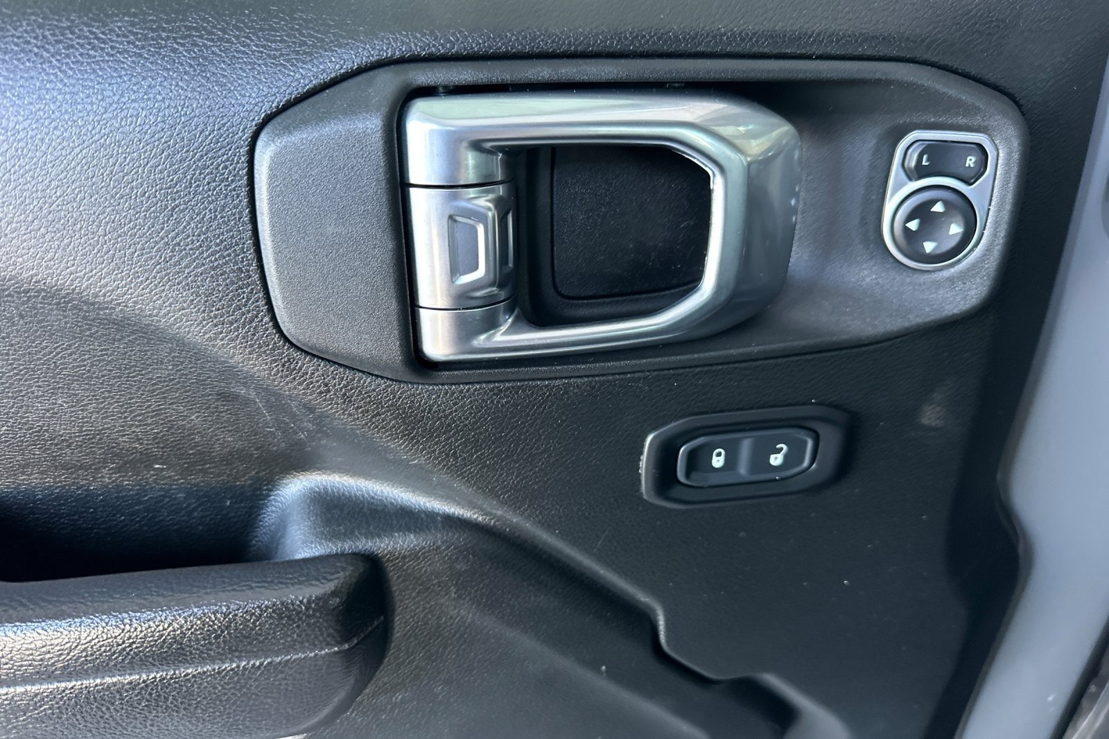 Used 2023 STING - GRAY Jeep S 4XE image 10