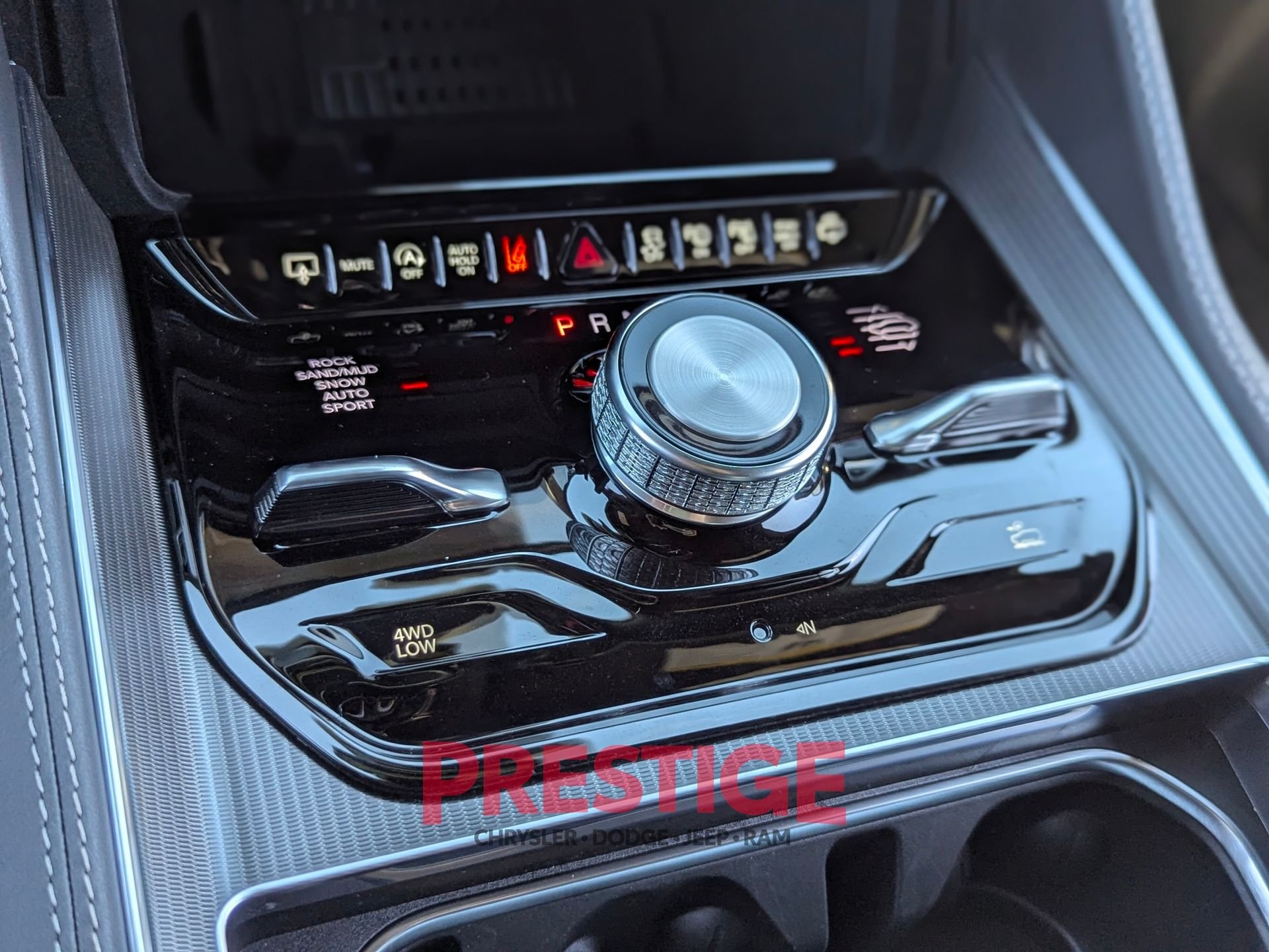 New 2026 Bright White Clear-Coat Exterior Paint Jeep Summit Obsidian image 19