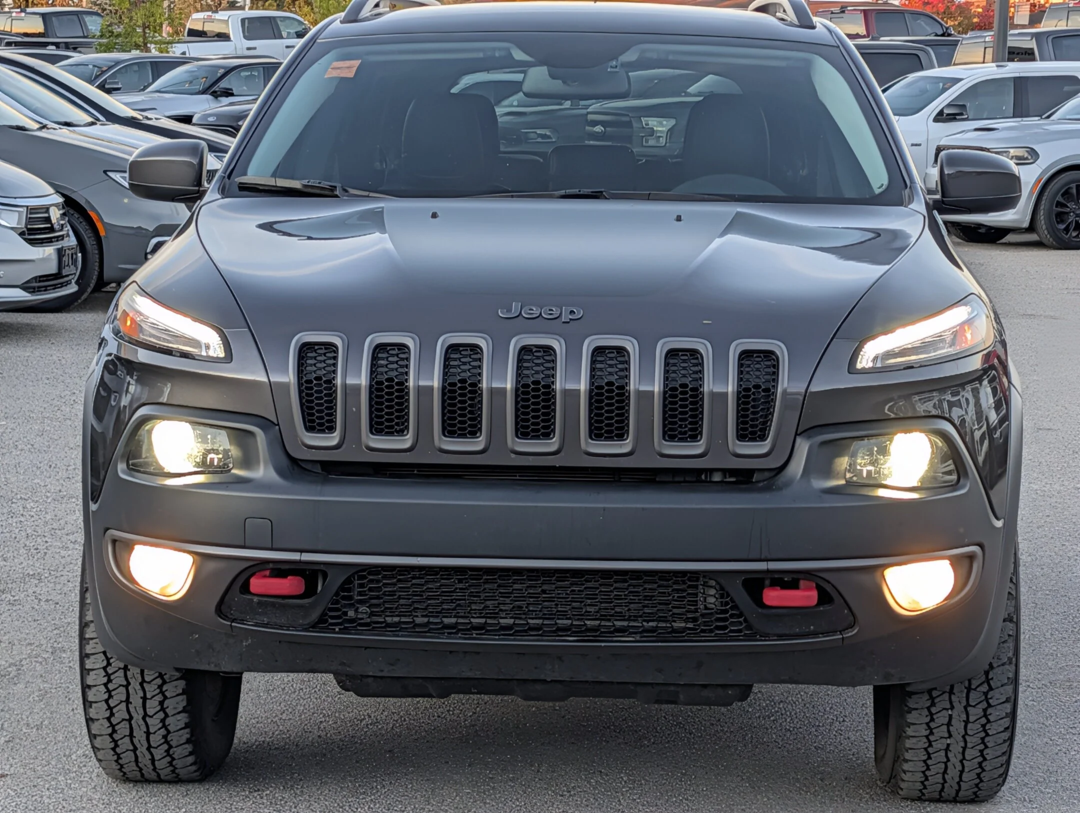 Used 2017 Grey Jeep Trailhawk - Leather - Uconnect 8.4 Touchscree - 4WD 4dr Trailhawk image 3