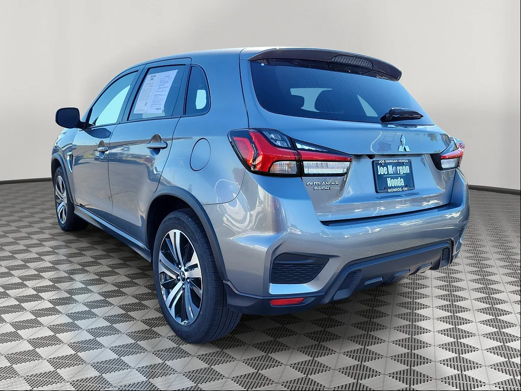 Used 2025 Mercury Gray Metallic Mitsubishi SE image 3