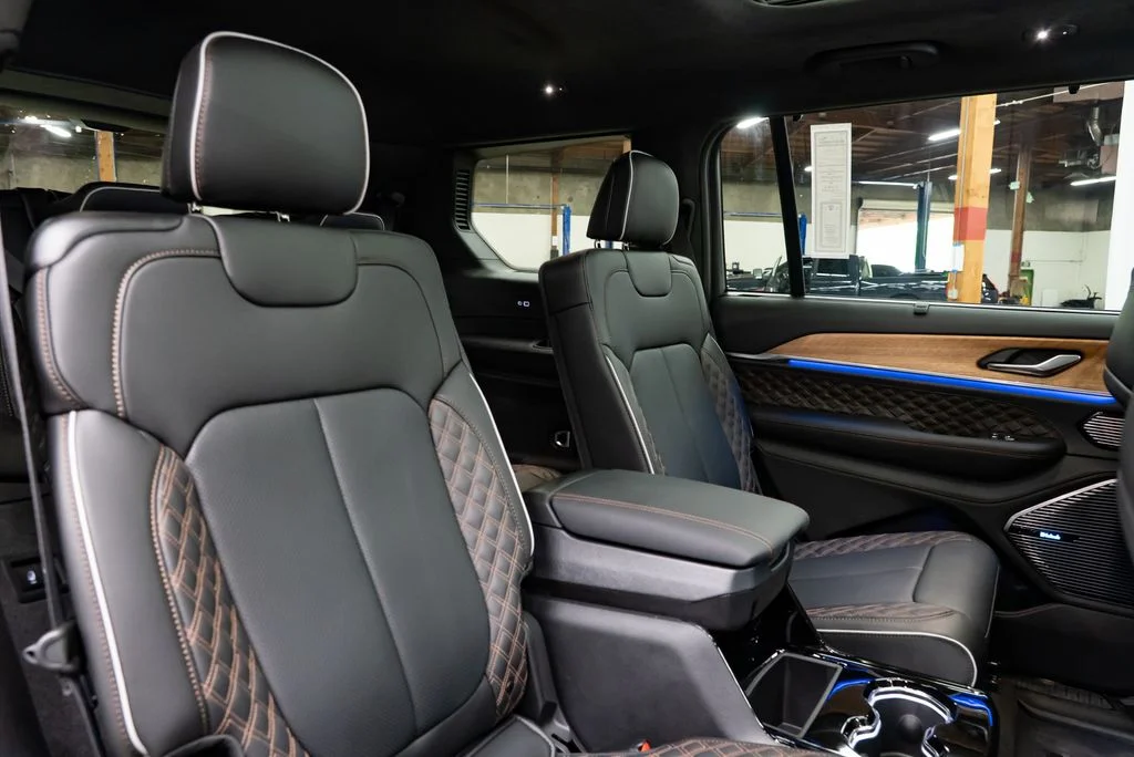 New 2026 Bright White Clear-Coat Exterior Paint Jeep Summit image 33