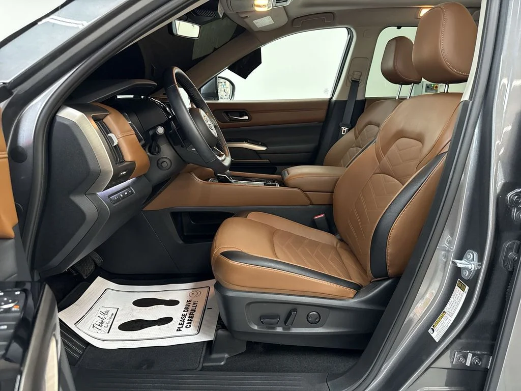 Used 2025 Gun Metallic Nissan Platinum image 12