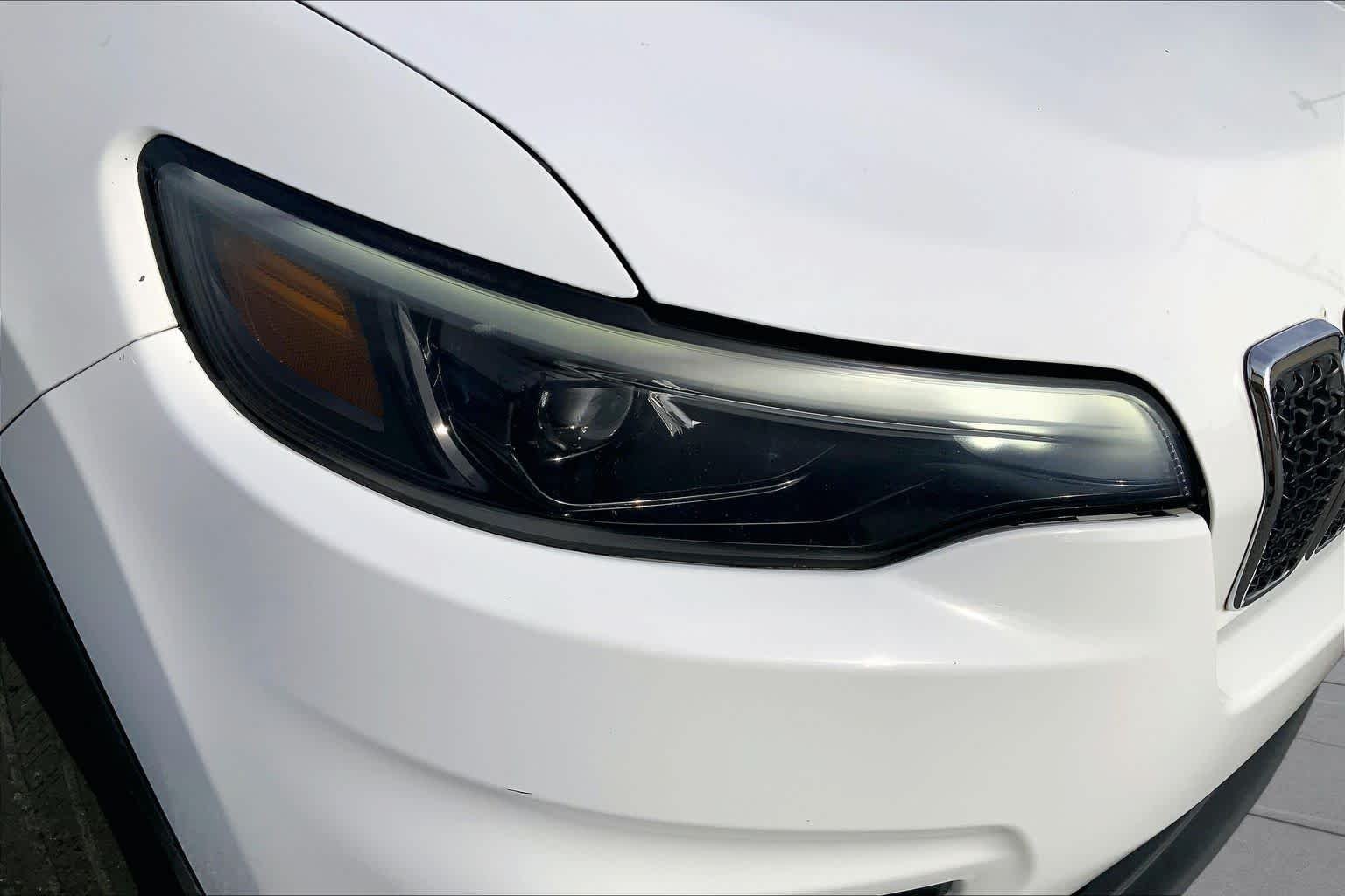 Used 2019 Bright White Clearcoat Jeep Latitude image 25