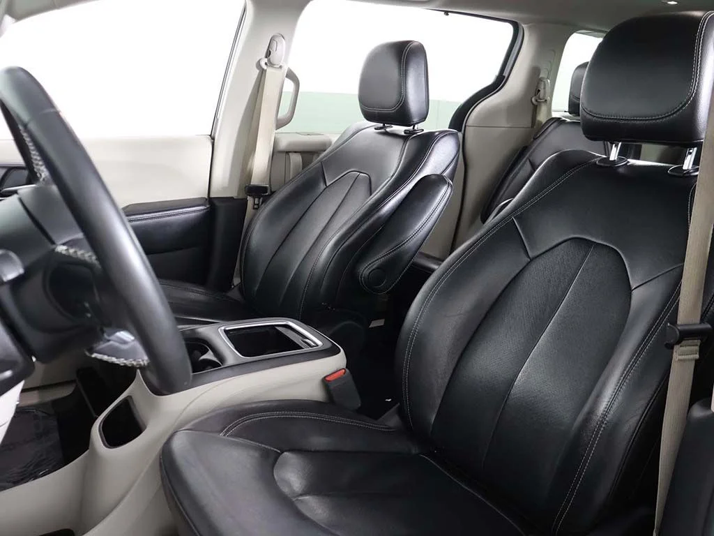 Used 2022 Bright White Clearcoat Chrysler Touring L image 26