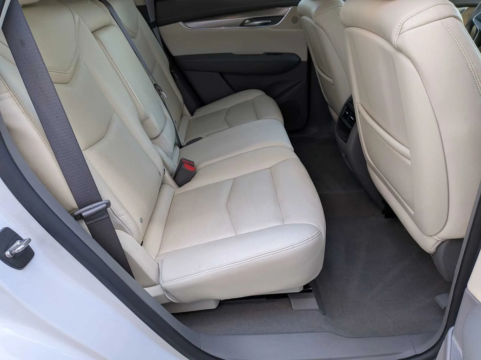 Used 2017 CRYSTAL WHITE TRICOAT Cadillac Luxury AWD image 28