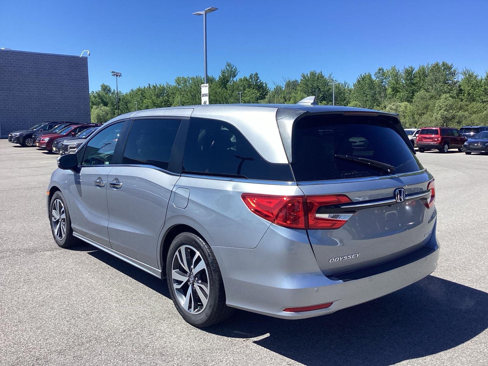 Used 2021 Lunar Silver Metallic Honda Touring image 5
