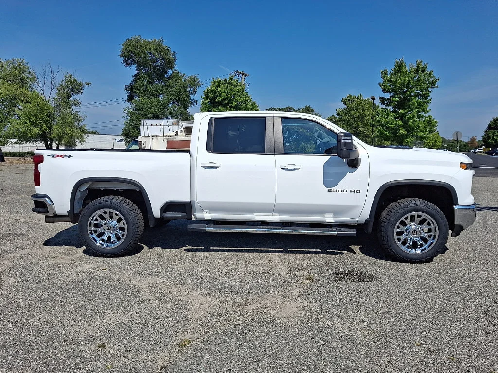 Used 2025 Summit White Chevrolet LT image 13