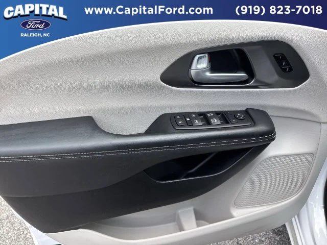 Used 2025 White Chrysler Select image 19