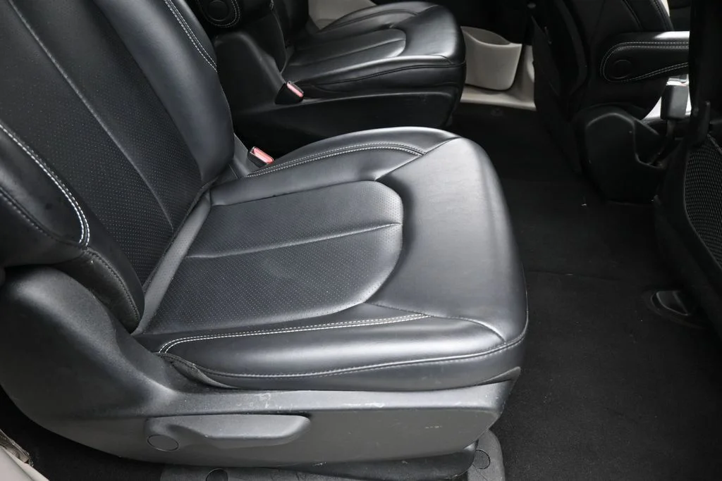 Used 2023 Brilliant Black Crystal Pearlcoat Chrysler Touring L image 39