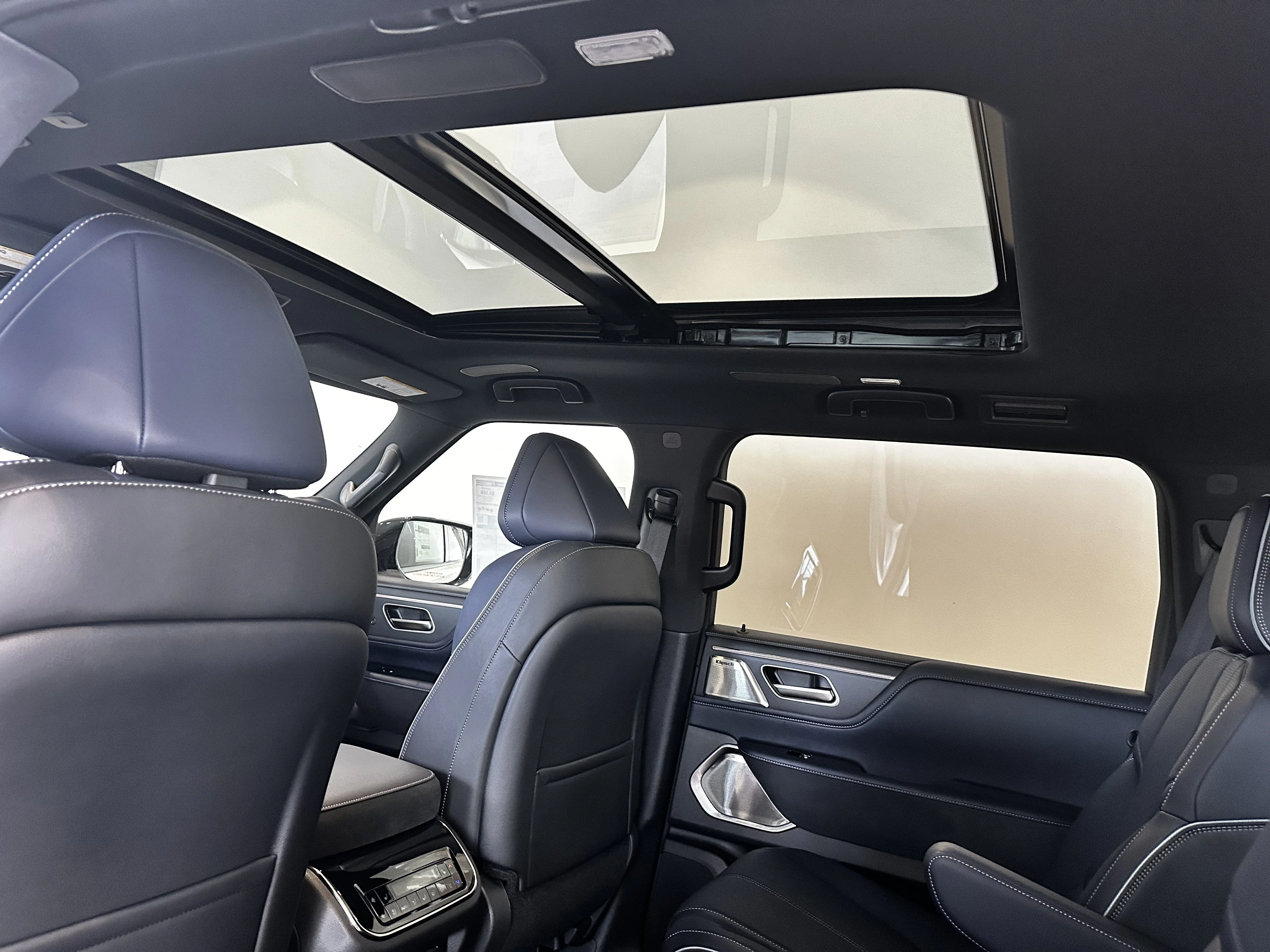 New 2027 2T RADIANT WHIT INFINITI Sport 4WD image 14