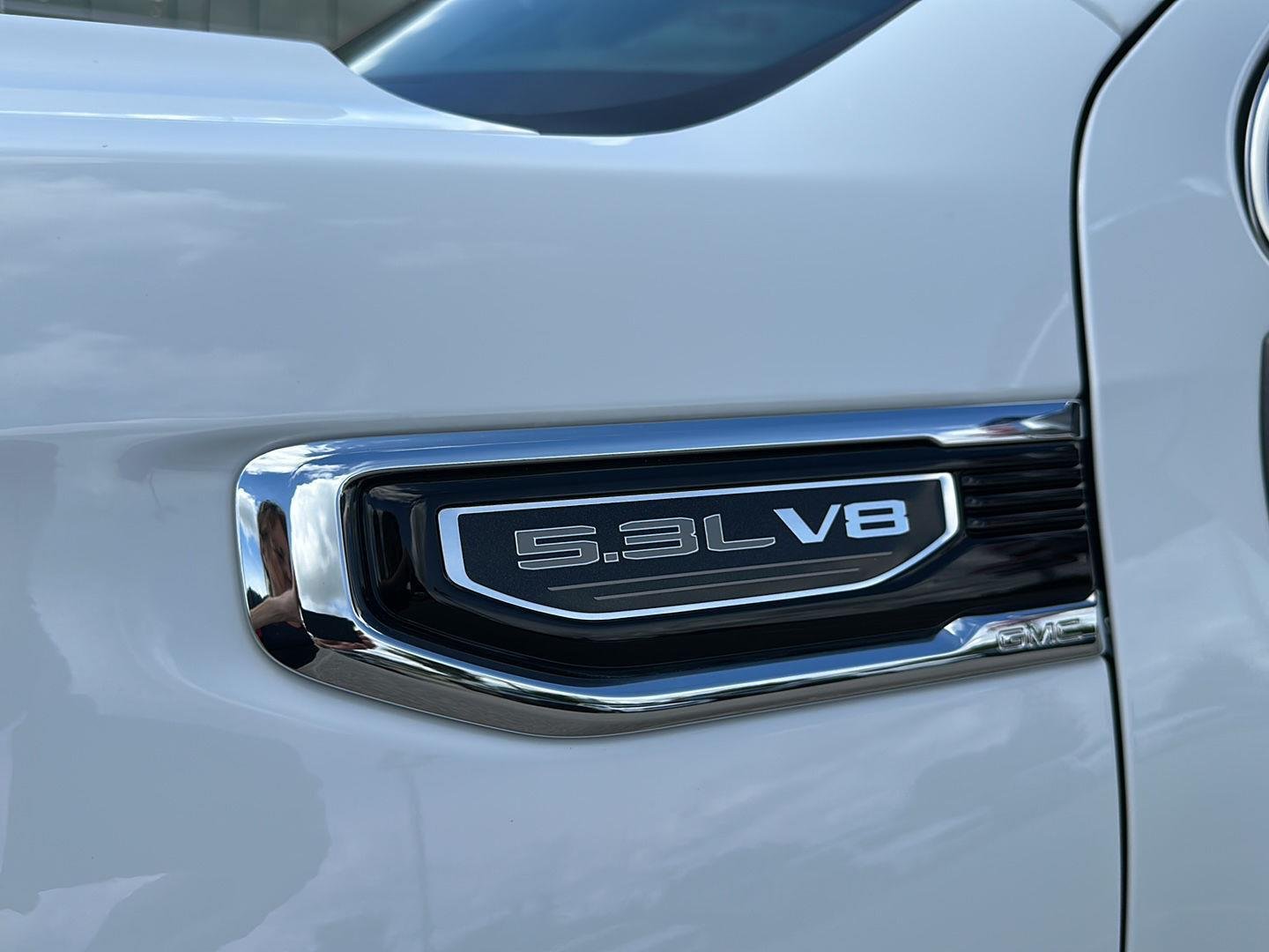 Used 2025 Summit White GMC SLT image 11