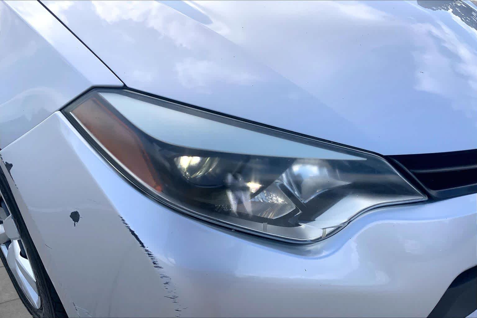 Used 2014 Classic Silver Metallic Toyota LE image 27