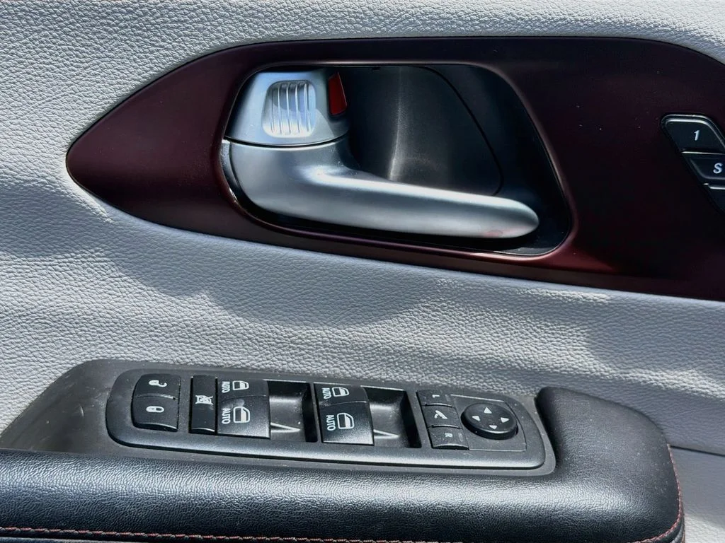 Used 2018 White Chrysler Limited image 18
