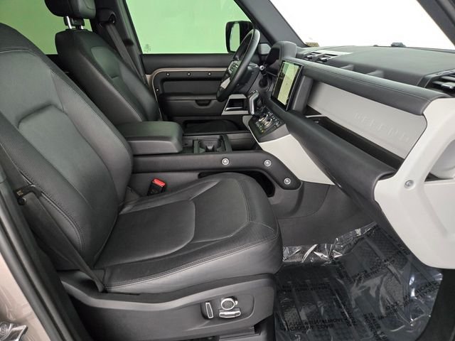 Used 2023 Gold Land Rover X-Dynamic SE image 3