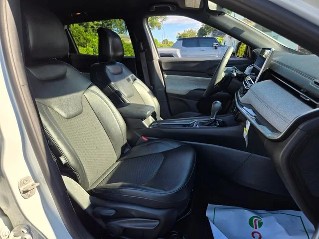 Used 2024 White Jeep Latitude image 21