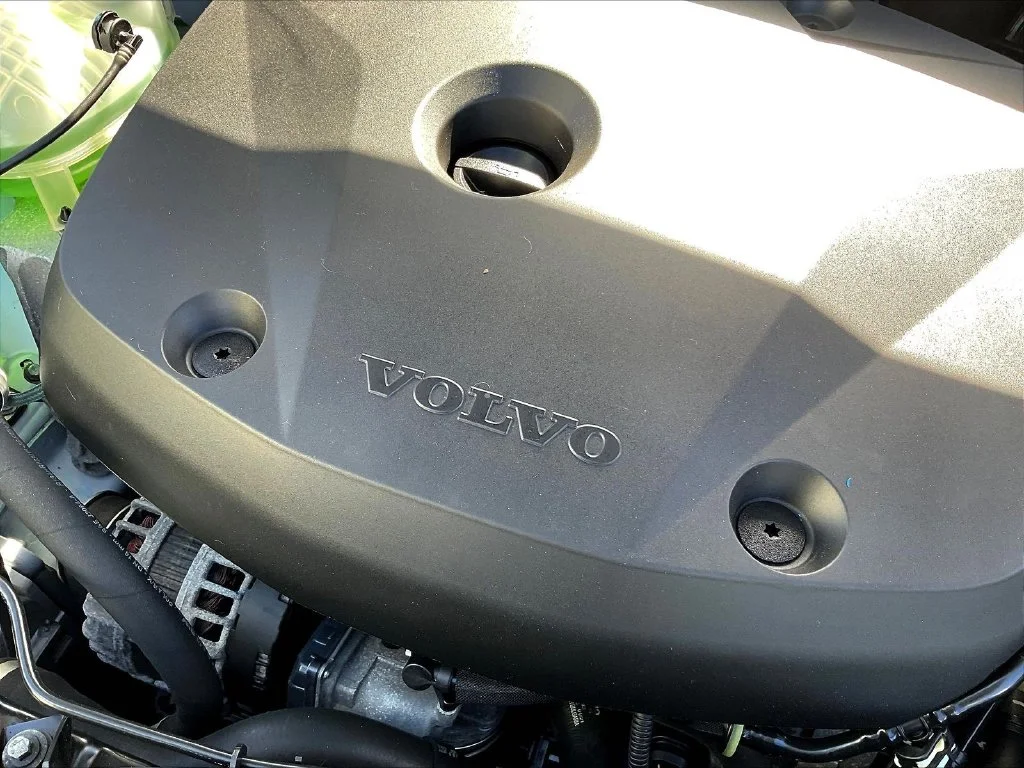 Used 2021 Crystal White Metallic Volvo R-Design image 30