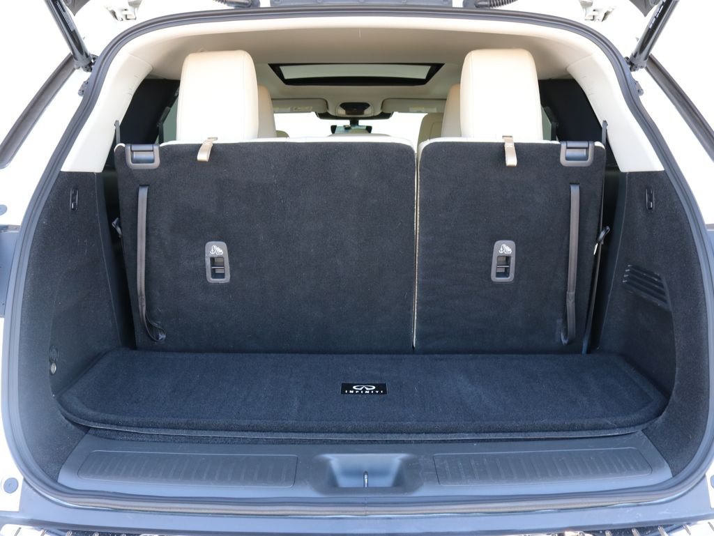 Certified Used 2025 White INFINITI LUXE image 34