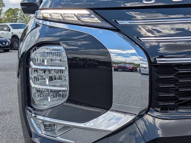 Used 2025 Black Diamond Mitsubishi SE image 19
