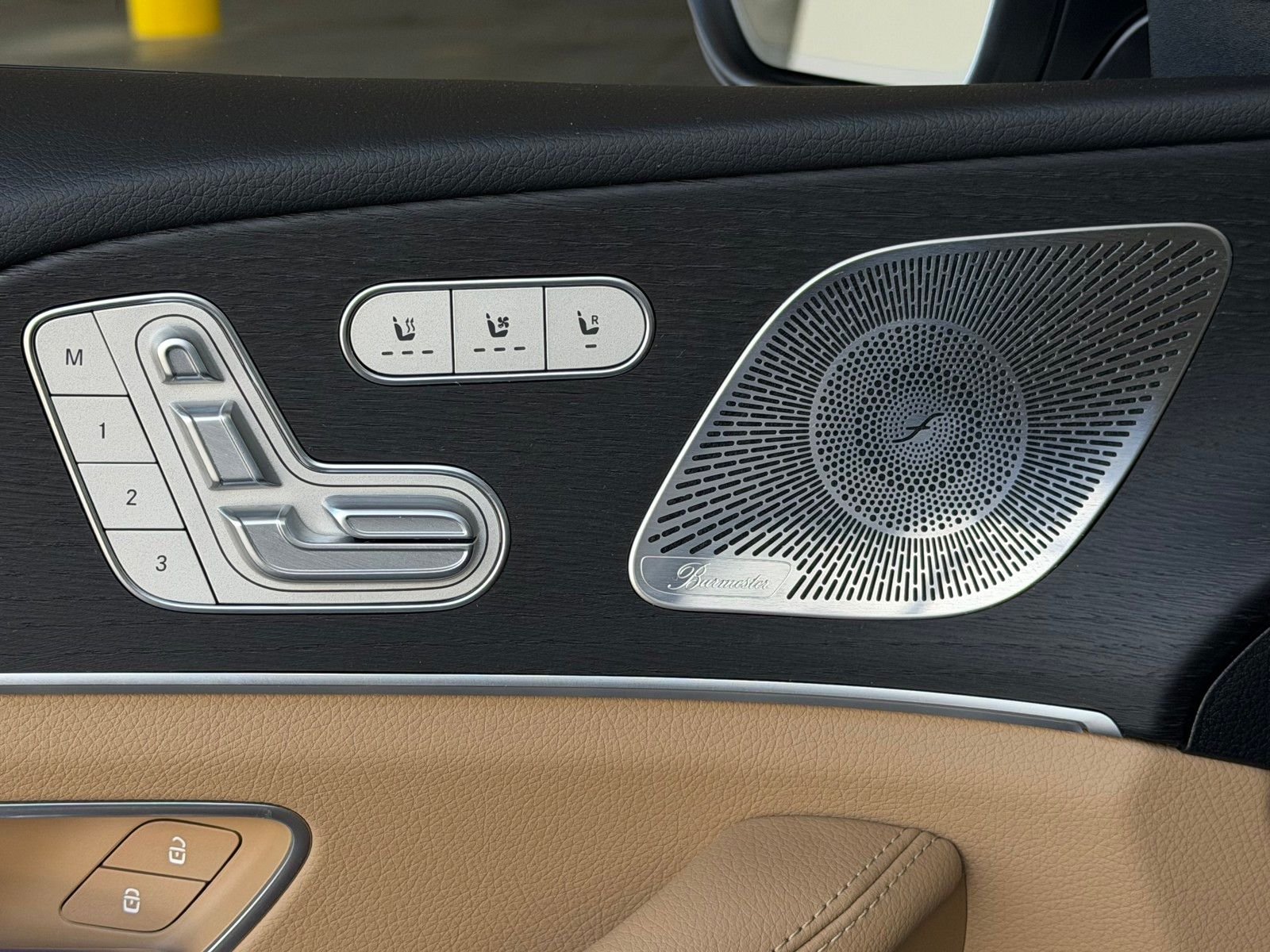 New 2026 MANUFAKTUR Moonlight White Metallic Mercedes-Benz GLS 450 image 13