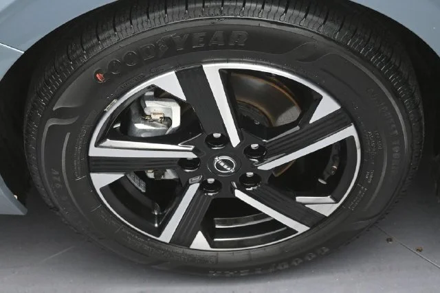Used 2025 Gray Nissan SV image 29