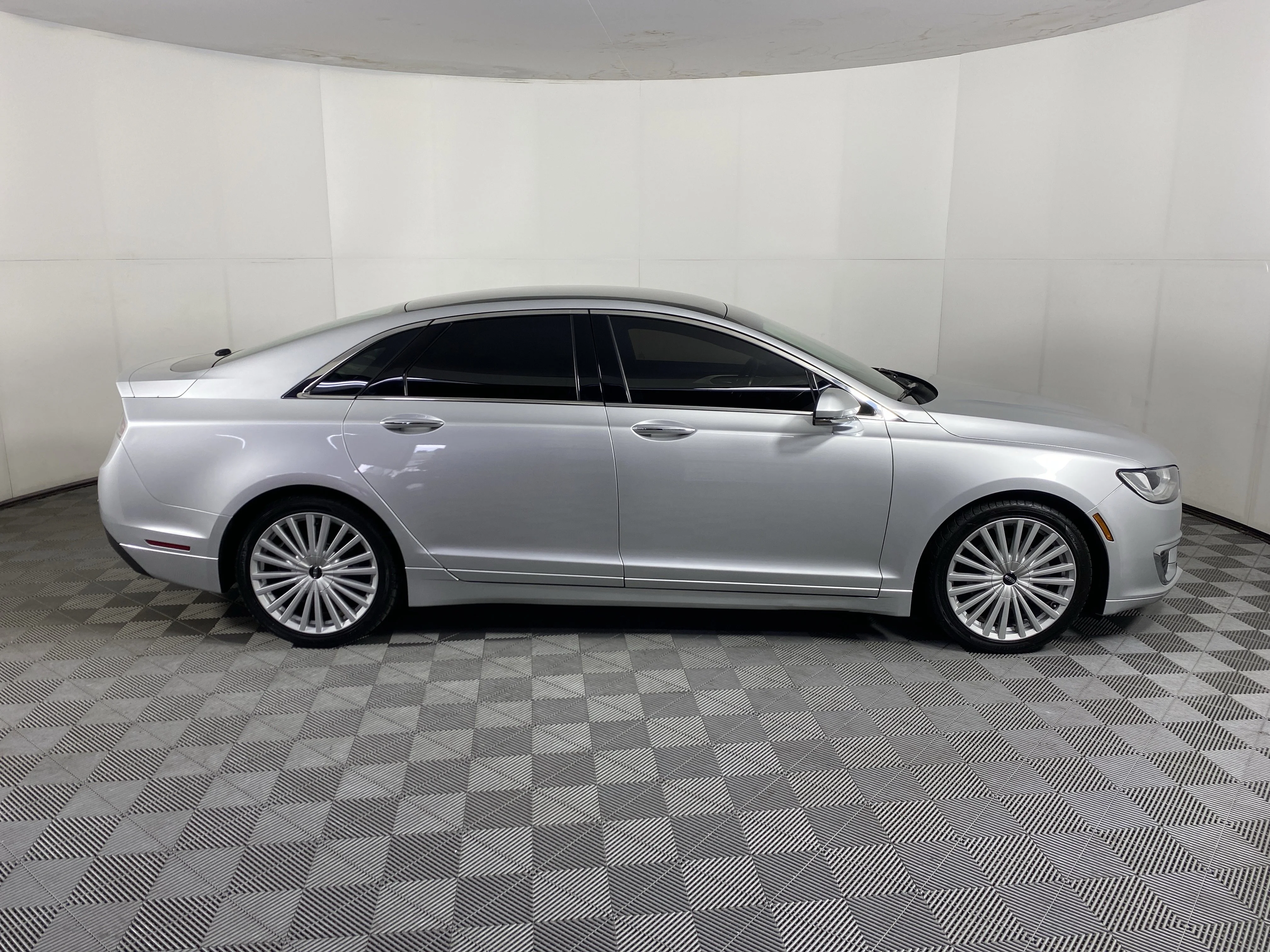 Used 2017 Ingot Silver Lincoln Reserve image 7