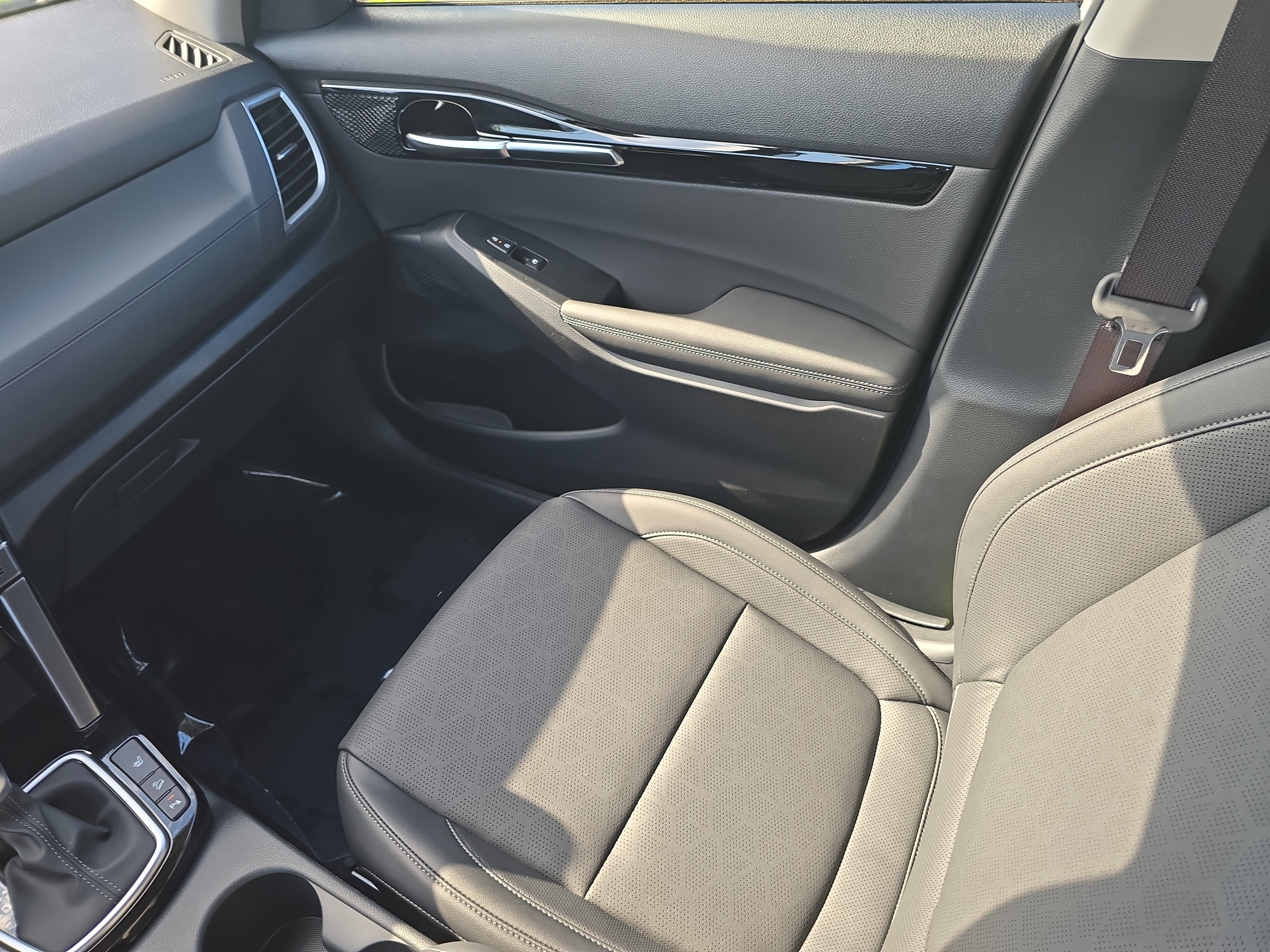 New 2026 Snow White Pearl Kia EX image 15